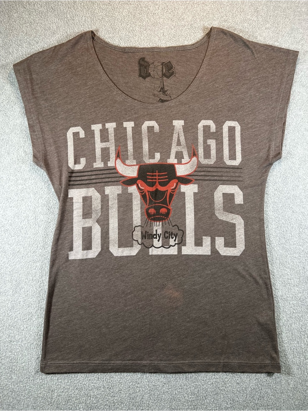 Chicago Bulls Hardwood Classics Windy City Graphic Tee Women’s XS Gray NBA
